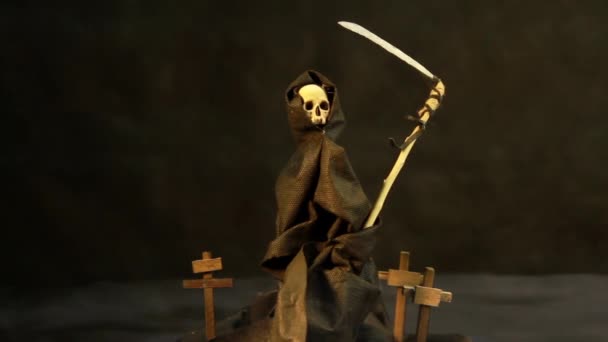 暗い背景と白い霧のフードと暗いマントルでの死の条件付きシンボル 木製の鎌を持つ白い頭蓋骨 — ストック動画
