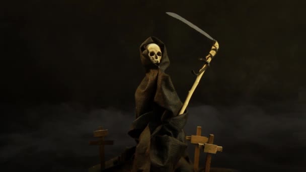 Símbolo Condicional Muerte Manto Oscuro Con Capucha Sobre Fondo Oscuro — Vídeo de stock