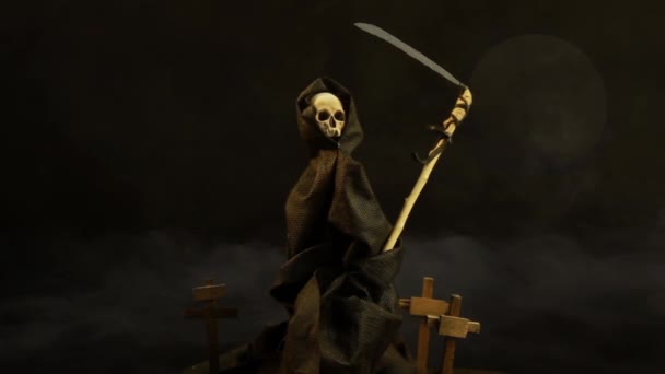 Умовний Символ Смерті Темній Мантії Капюшоном Темному Тлі Великим Місяцем — стокове відео
