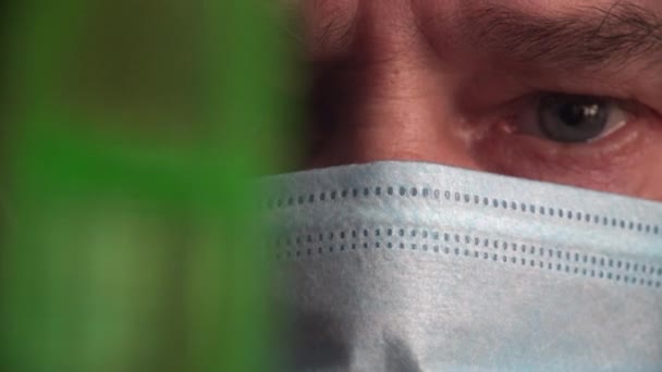 Scientifique Homme Mûr Masque Gaze Protégeant Contre Virus Regarde Anxieusement — Video