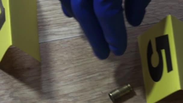 Bűnügyi Nyomozó Kék Kesztyűben Zacskóba Töltött Töltényhüvelyek Bűntény Helyszínén Végzett — Stock videók