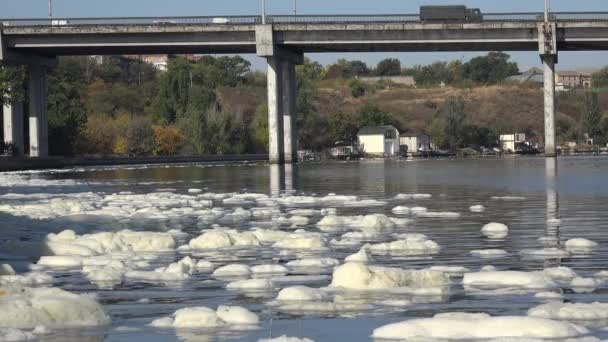 夏之河大风暴过后的一片白色天然泡沫 蓝水上的桥反射 — 图库视频影像