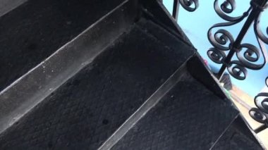 Suç savaşları. Bakır mermiler, eski siyah merdivenlere art arda atılmış.