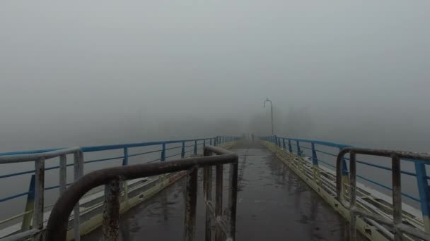 Ponte Metal Pedestre Flutuante Durante Nevoeiro Denso Branco Pesado — Vídeo de Stock