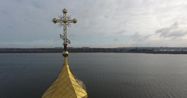 空中展望 美しい 大きな川の背景に教会の黄金の十字架 — ストック動画