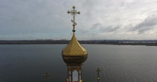 Вид Воздуха Вид Сбоку Золотой Купол Крест Маленькой Церкви Берегу — стоковое видео