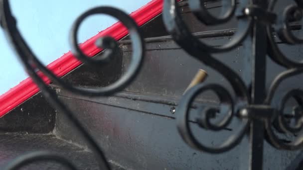 Suç Savaşları Bakır Mermiler Eski Siyah Merdivenlere Art Arda Atılmış — Stok video