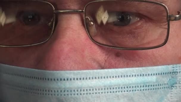 Volwassen Man Met Medisch Masker Zet Een Bril Leest Nieuws — Stockvideo