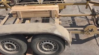 Tramvay, tekne, tekne ve yat taşımak için karavan. Yaz nehrinin yanındaki eski araba römorku