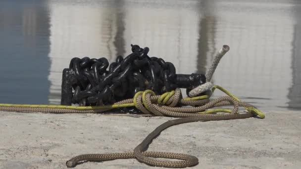 Bolling Meertouw Betonnen Pier Rivierhaven Tegen Achtergrond Van Water Graan — Stockvideo