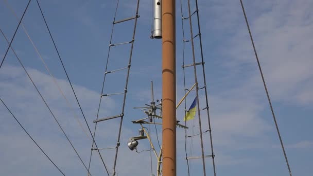 Holzmast Des Segelbootes Mit Aussichtsplattform Oben — Stockvideo