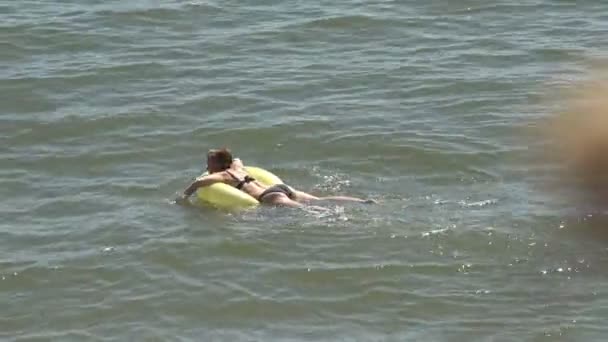 Visão Superior Mulher Madura Que Flutua Círculo Amarelo Mar — Vídeo de Stock