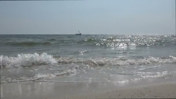 Vlny Tečou Písku Malá Loď Plave Horizontu Oceánu — Stock video