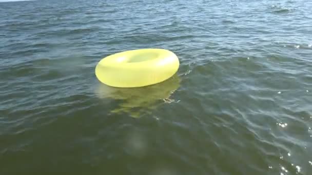 Κίτρινο Lifebuoy Χαθεί Θυελλώδη Θάλασσα Κολύμπι Κύκλο Κίτρινο Σημείο Σκούρο — Αρχείο Βίντεο