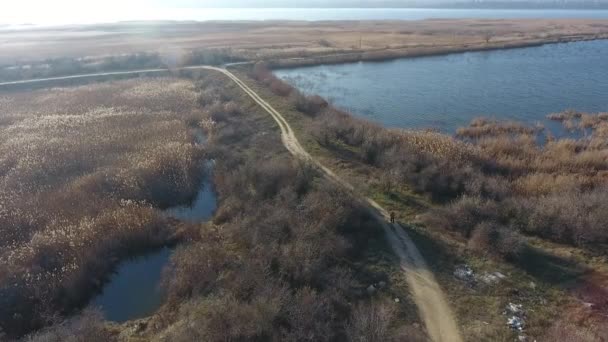 Flygfoto Väg Mellan Två Konstgjorda Sjöar För Industriell Fiskodling — Stockvideo