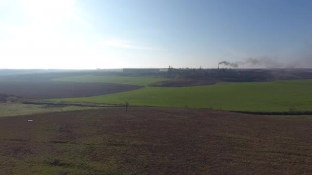 Luchtfoto Horizon Landschap Oude Plant Met Pijp Die Zwarte Rook — Stockvideo