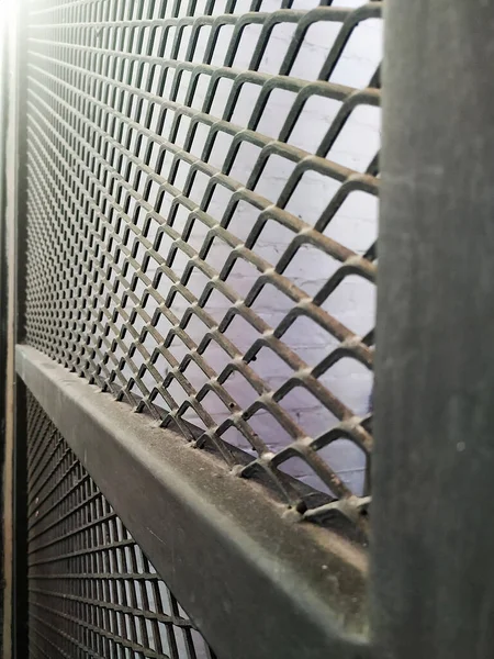 Δικτύωση Συρματόσχοινα Μεταλλικό Φράχτη Και Εστιασμένο Φόντο — Φωτογραφία Αρχείου