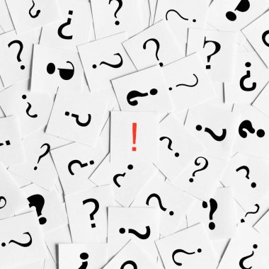 Etrafa dağılmış soru işaretleri yığını