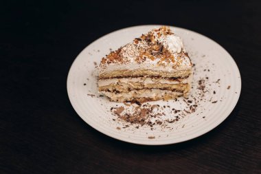 Masaya fındıklı kek.