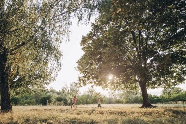 İki sarışın çocuğun oynadığı bir sahne. 
