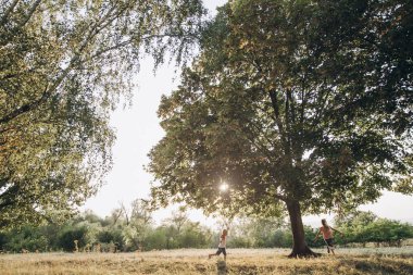 İki sarışın çocuğun oynadığı bir sahne. 