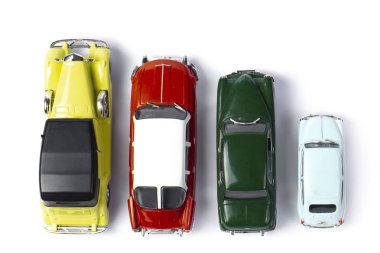 Beyaz arka planda izole edilmiş dört oyuncak eski araba.