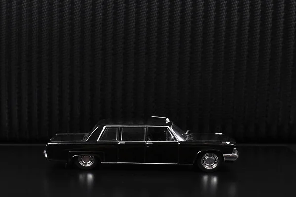 Ein Retro Modell Des Autos Auf Coolem Schwarzem Hintergrund — Stockfoto