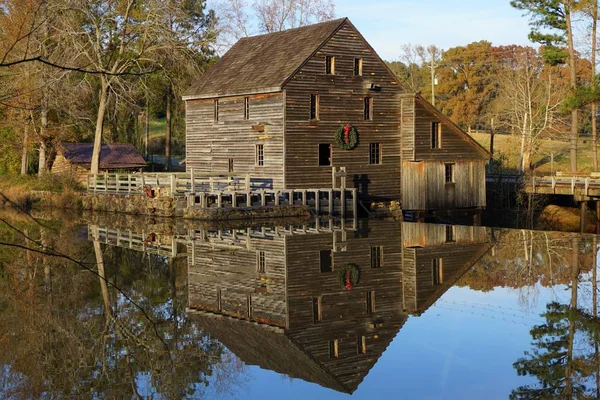 池に反射する休日の花輪を持つ古い工場 ノースカロライナ州ローリーにあるイェーツ — ストック写真