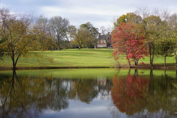 Reflexão Folhagem Outono Grama Verde Uma Casa Nas Águas Calmas — Fotografia de Stock