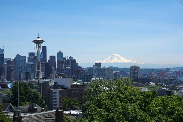 Arka planda Rainier Dağı olan Seattle silueti
