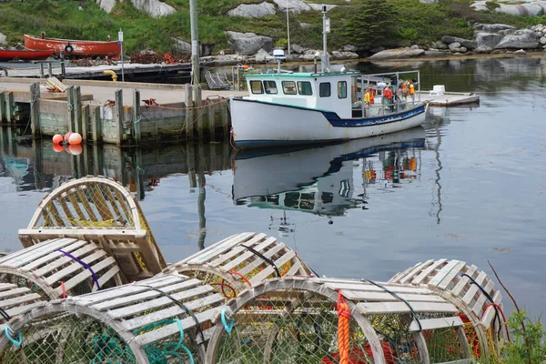 新斯科舍省佩吉湾的木制龙虾陷阱和一艘渔船 — 图库照片