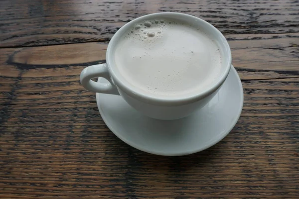 Chai Latte Uma Xícara Branca Uma Mesa Madeira — Fotografia de Stock