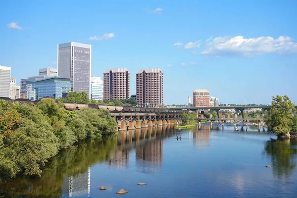 James Nehri 'nde arka planda Richmond Virginia silueti olan kürekçiler.