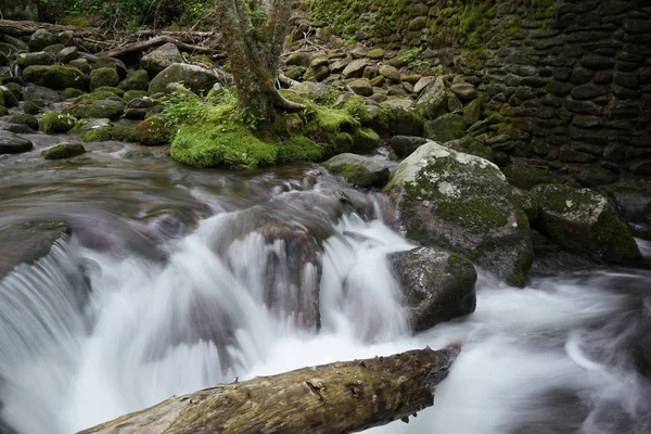 Agua Borrosa Por Movimiento Corriendo Sobre Rocas Parque Nacional Las — Foto de Stock