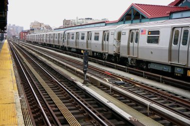 Metro Treni istasyona geliyor.
