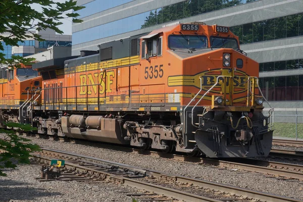 2019年6月1日にWaのシアトルに鉄道車両を引くBnsf機関車 — ストック写真
