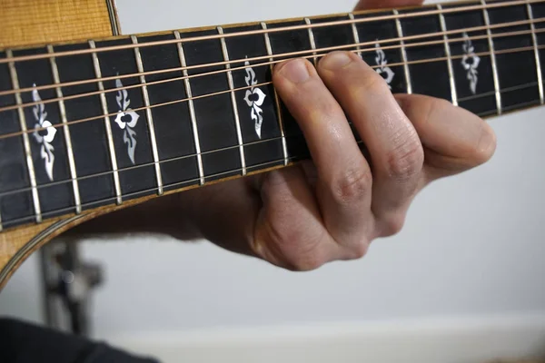 Gitar çalan bir gitaristin yakın çekimi.