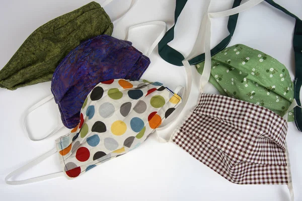 Farklı tarz ve renklerde ev yapımı yüz maskeleri.