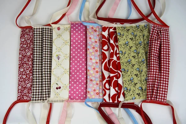 Çok renkli ev yapımı koruyucu kumaş maskeler.