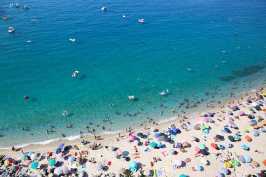 İnsanlarla dolu Tropea İtalya plajı. Yukarıdan görüntüle.