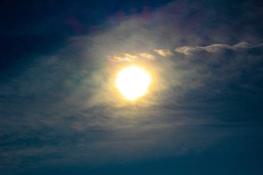 Sabah güneşi ve bulutlarla Sonbahar sabahı gökyüzü.