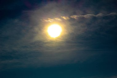 Sabah güneşi ve bulutlarla Sonbahar sabahı gökyüzü.