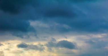 Gün batımında ve şafakta kar mavisi gökyüzü