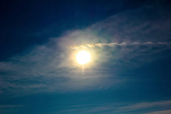 Herfst ochtend hemel met ochtendzon en wolken. — Stockfoto