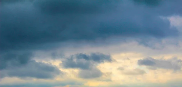 Gün batımında ve şafakta kar mavisi gökyüzü — Stok fotoğraf