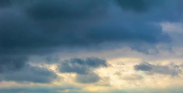 Zimní šedomodrá obloha při západu slunce a úsvitu — Stock fotografie
