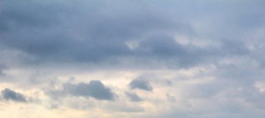 Gün batımında ve şafakta kar mavisi gökyüzü