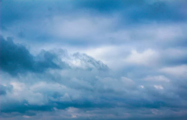 Céu azul cinza de inverno ao pôr-do-sol e ao amanhecer — Fotografia de Stock
