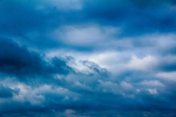 Winter grau blauer Himmel bei Sonnenuntergang und Sonnenaufgang — Stockfoto