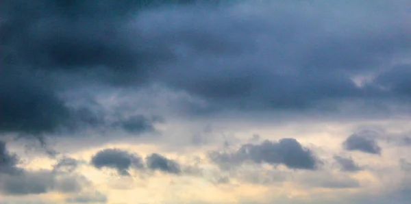 Winter grau blauer Himmel bei Sonnenuntergang und Sonnenaufgang — Stockfoto